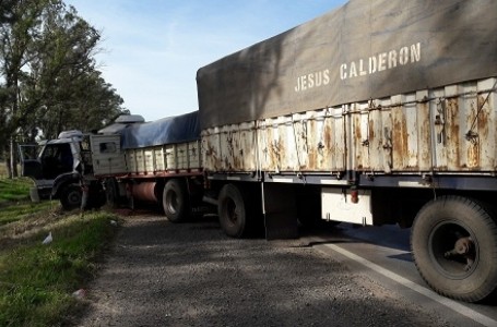 Terrible accidente entre dos camiones en Ruta Nacional AO12
