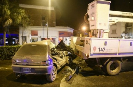 Murió en el acto al estrellar su vehículo contra un camión en Pellegrini y Maipú, en Rosario