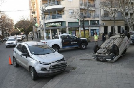 Espectacular vuelco de un auto tras chocar contra otro vehículo en barrio Agote
