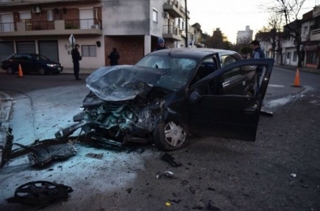 Cuatro heridos por un violento choque entre un colectivo y un auto en Ocampo y Entre Ríos