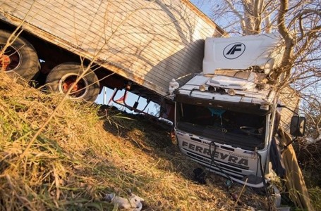 Espectacular accidente entre camión y auto que terminaron en un zanjón