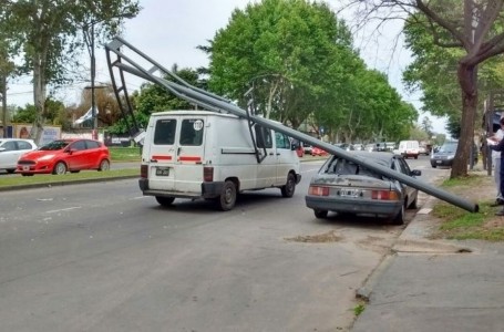 Rosario: Cayó una columna del alumbrado público sobre dos autos