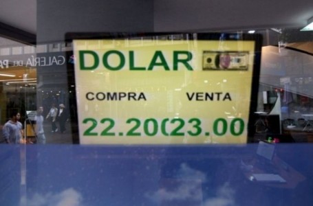 El dólar volvió a superar los 23 pesos pero bajó tras anuncio de Macri