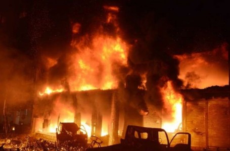 Al menos 69 muertos en un gran incendio en la capital de Bangladesh