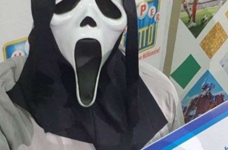 Ganó la lotería y, para evitar el “mangazo” de sus amigos, fue a cobrar con una máscara de “Scream”