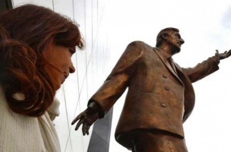 Ecuador retirará una estatua de Néstor Kirchner: “No representa nuestros valores”