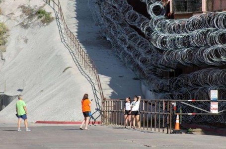 El alambre de cuchillas en la frontera de EE.UU., todo un atractivo turístico