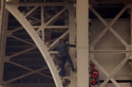 Evacuaron la Torre Eiffel por la presencia de un escalador