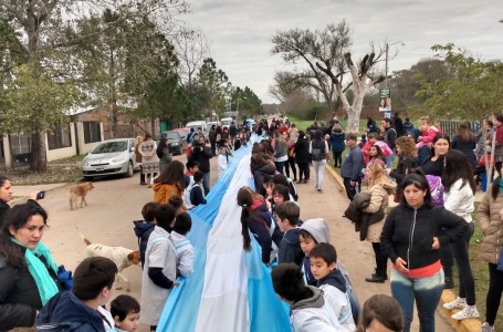 Pedretti tomó la Promesa a la Bandera a alumnos de 4to grado  en Roldán