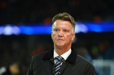 El entrenador holandés Louis Van Gaal cuestionó este lunes a Lionel Messi remarcando que “no es jugador de equipo sino individual”