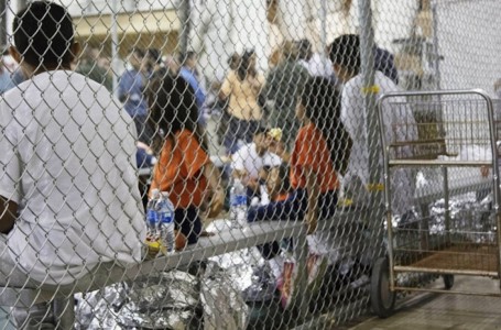 Un tribunal en EEUU ordena que niños migrantes detenidos tengan jabón y camas  