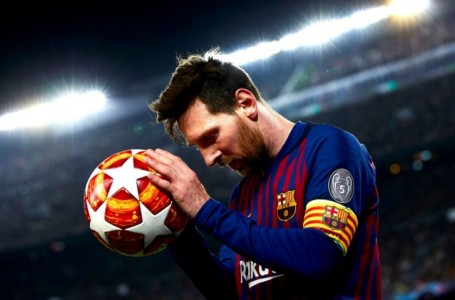Lionel Messi con el diario Sport, de Barcelona