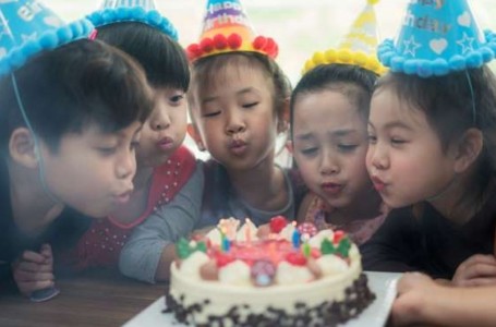 Adolescente de California celebra fiestas de cumpleaños para niños sin hogar