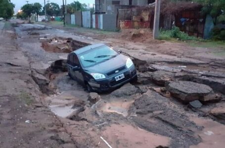 Un cráter se “tragó” un auto en medio del temporal en Córdoba