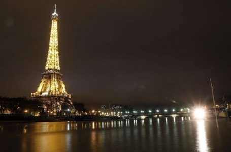 Homenaje en la Torre Eiffel a los Héroes que luchan contra el Coronavirus