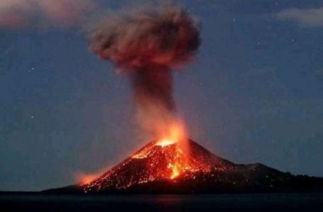 Indonesia: el poderoso volcán Krakatoa entró en erupción