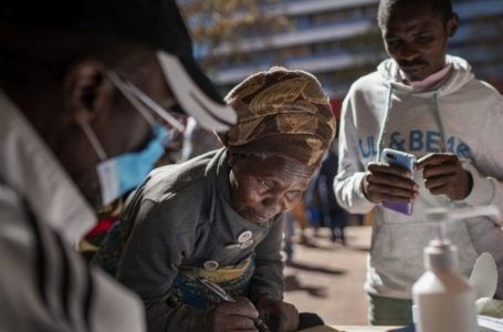 La abrupta caída en la tasa diaria de infecciones en Sudáfrica