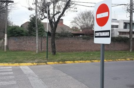 En algunas calles de Funes ya empiezan a regir arterias con mano única de circulación según la cartelería colocada