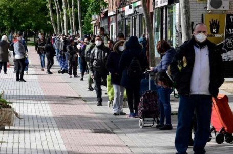 Las colas del hambre de Madrid, la otra cara de la capital española que deja el Coronavirus