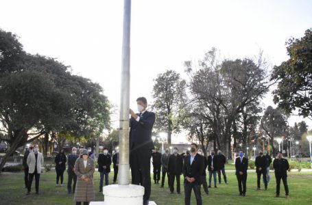 Se realizó el izamiento de la Bandera en Plaza San José por el día de la Patria y luego un acto en el Liceo Militar.