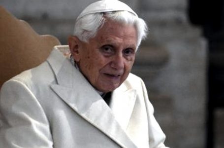 Con 93 años, Benedicto XVI viajó a Alemania para visitar a su hermano enfermo