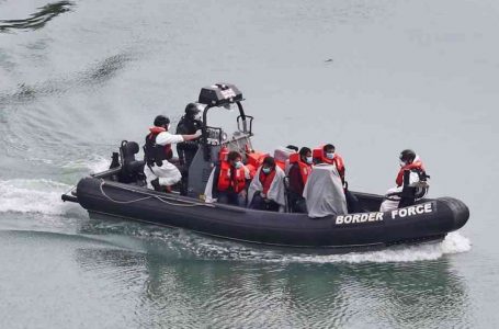 Récord de inmigrantes cruzan el Canal de la Mancha en un día