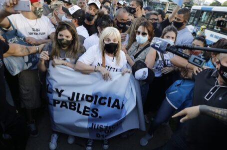 La marcha por Maradona se volvió concentración y Claudia y las hijas se fueron