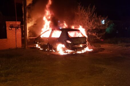 Un Peugeot 307 culminó con destrucción total por las llamas a las 4, 45 horas de hoy