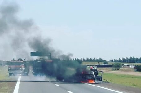 Un automóvil se incendió totalmente en Autopista Rosario/Córdoba