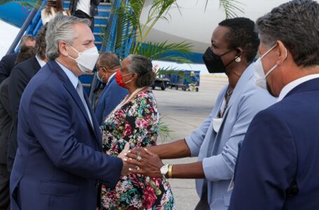 Fernández concluye su gira con una reunión con la primera ministra de Barbados