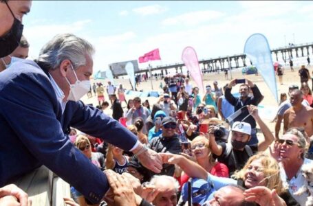 El Presidente celebró el movimiento turístico de la Costa y se animó a atajar un penal en una playa deportiva