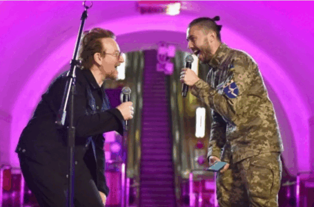 Bono de U2 y The Edge dieron un concierto sorpresa en una estación de subte de Kiev