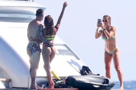 Los gestos románticos de Lionel Messi y Antonela Roccuzzo, relajados en el lujoso yate que alquilan en Ibiza
