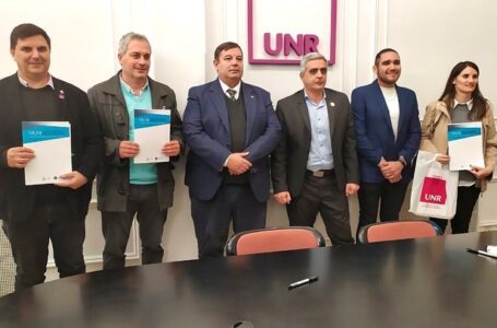 Roldán firmó un convenio de colaboración con la UNR y la UNL