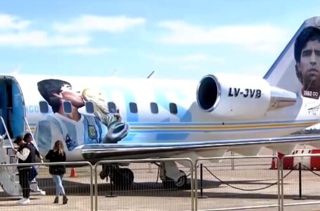 Llegó Tango D10S, el avión en homenaje a Diego Maradona al Aeropuerto Islas Malvinas