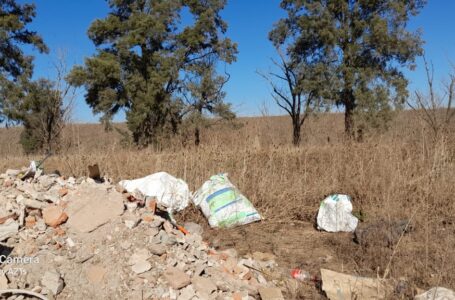 Vecinos denuncian que el camino de tierra que conduce a la ciudad de Pérez se está convirtiendo en un basural.