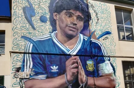 Un argentino inmortalizó a Diego Maradona en un mural en Pompeya