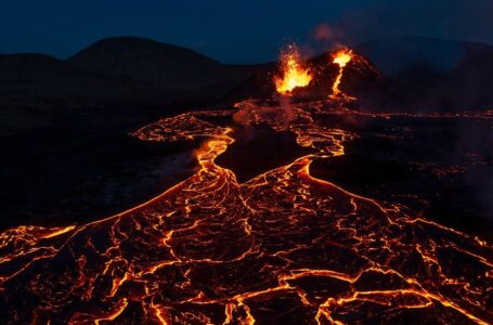 EEUU: El volcán activo más grande del mundo entró en erupción por primera vez en 40 años