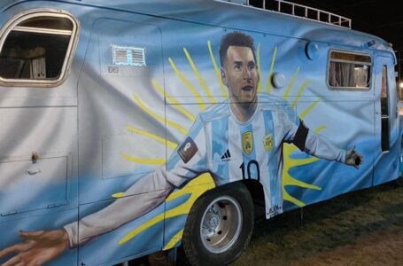 FIEBRE DEL MUNDIAL: Intervinieron vehículos antiguos en homenaje a la selección argentina de fútbol