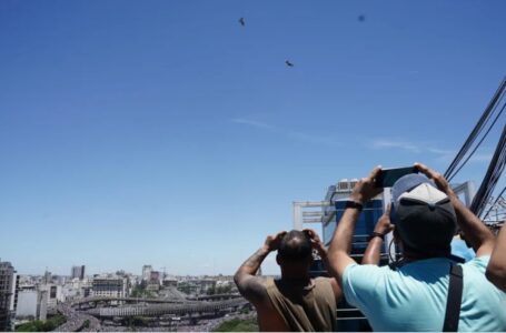 Fiesta en las calles y el cielo: sobrevuelo de aviones de la Fuerza Aérea por la 9 de Julio