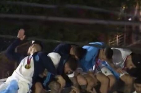 El video del accidente que evitaron Lionel Messi, Leandro Paredes, Ángel Di María, Rodrigo De Paul y Nicolás Otamendi