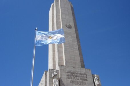 Se cumplen 211 años de la creación de la Bandera Argentina sin la precencia del Presidente, tampoco concurrió el Gobernador al acto conmemorativo.