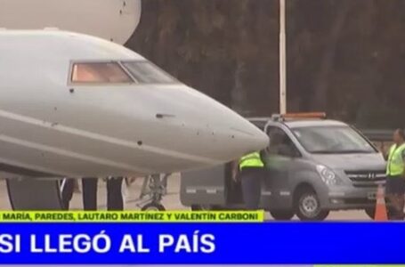 Messi aterrizó en el Aeropuerto de Ezeiza poco después de las 10 de la mañana acompañado por Antonela Roccuzzo y sus tres hijos