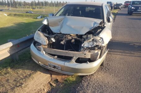 Accidente entre un Ford Ka y una camioneta Chevrolet, un hombre resultó con lesiones