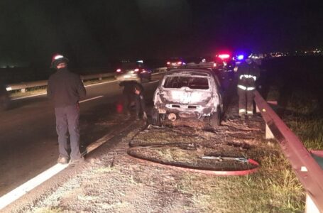Autopista Rosario/Córdoba a la altura de Funes, se incendió un vehículo.