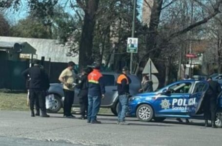 Un móvil policial en plena persecución embistió una Renault Duster