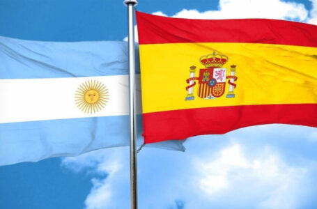 Quiénes acceden al programa para argentinos que entrega pasajes para emigrar a España y paga 1300 euros al mes