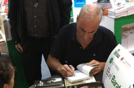 Ebel Barat firma su libro “los perros del Amazonas” en la Feria del Libro de Buenos Aires