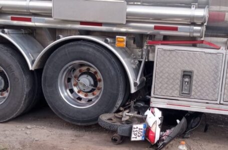 Un camión de YPF arrolló a una motocicleta en Roldán