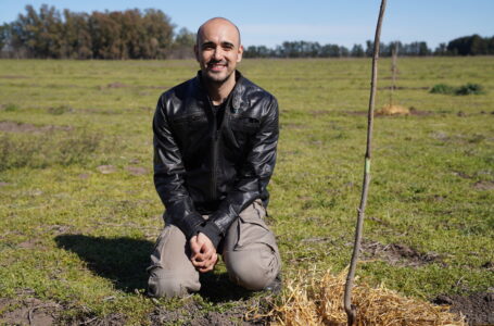 Abel Pintos planta 50 árboles en Rosario
